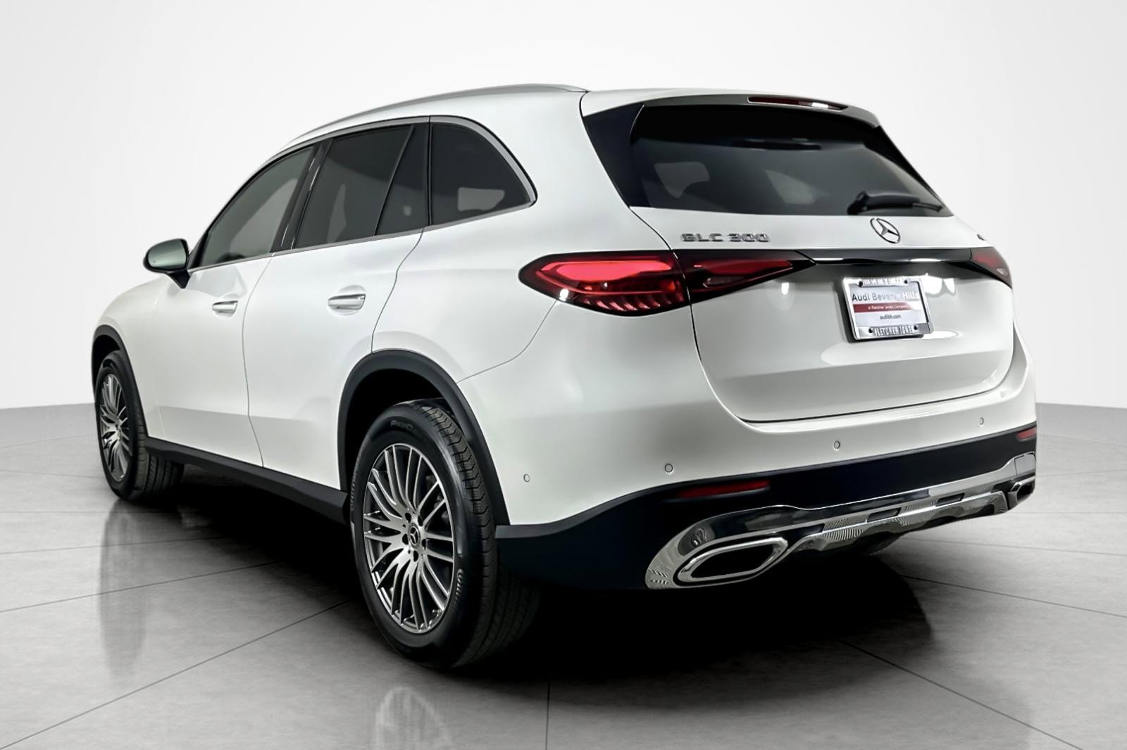 Used 2025 Mercedes-Benz GLC 300 4MATIC image 3