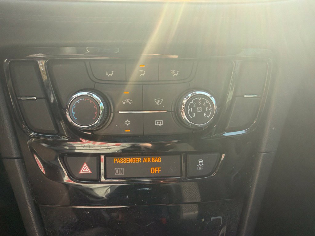 Used 2021 Buick Encore Preferred AWD/4WD image 12