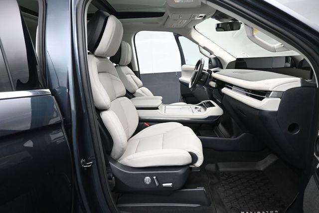 Certified 2025 Lincoln Navigator Reserve AWD/4WD image 34