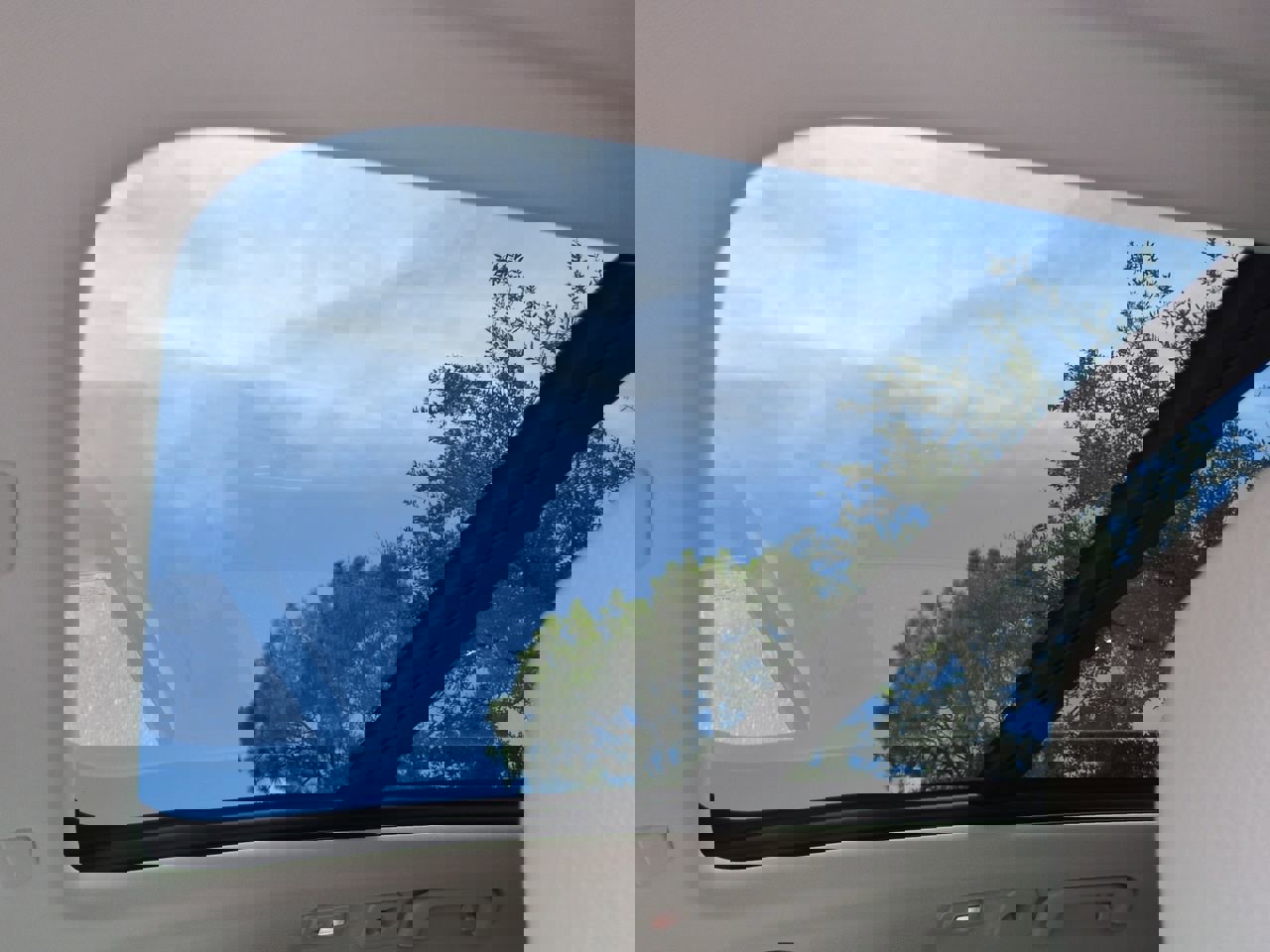 New 2025 Volvo XC60 T8 Plus w/ Protection Package Premier image 18