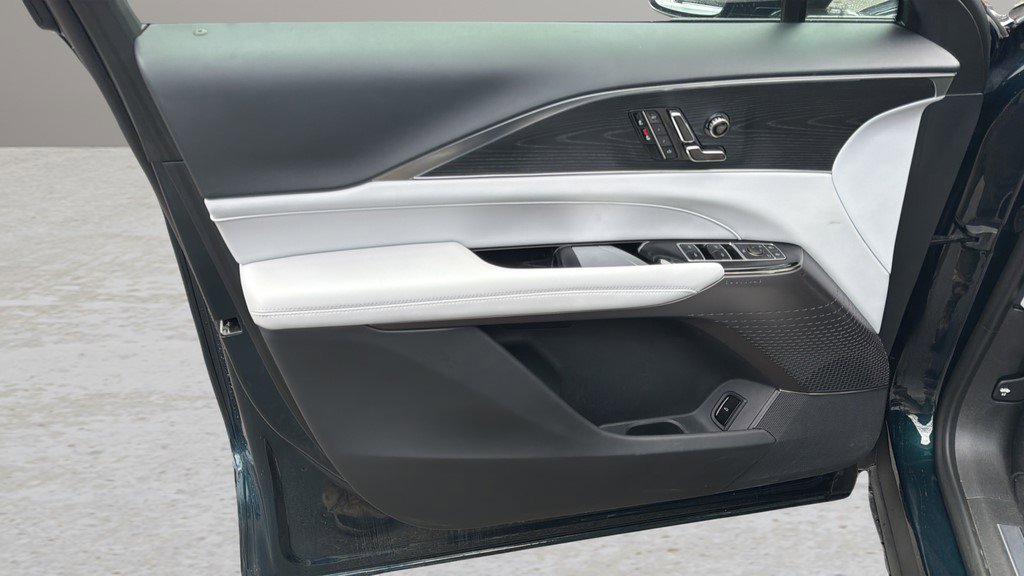 Certified 2025 Cadillac Lyriq Luxury AWD/4WD image 15