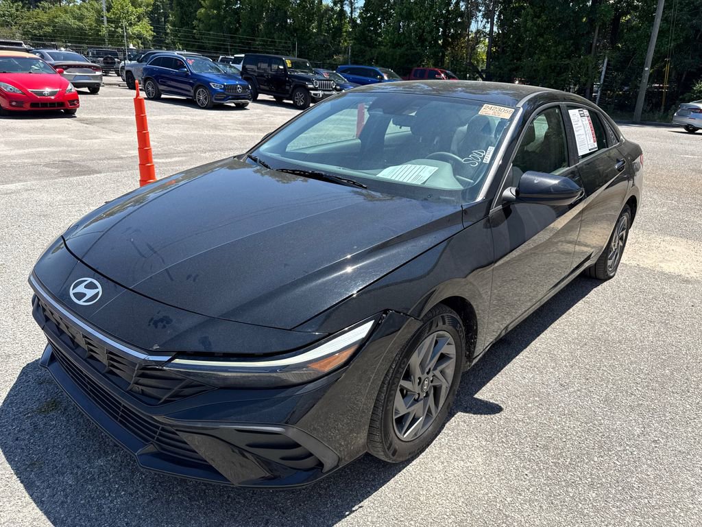 Used 2024 Hyundai Elantra SEL FWD image 3