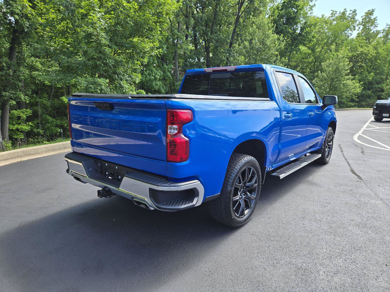 Used 2025 Chevrolet Silverado 1500 LT AWD/4WD image 3