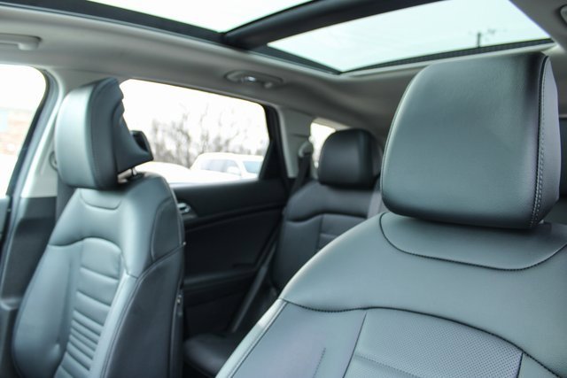 Used 2025 Kia Sportage SX image 15