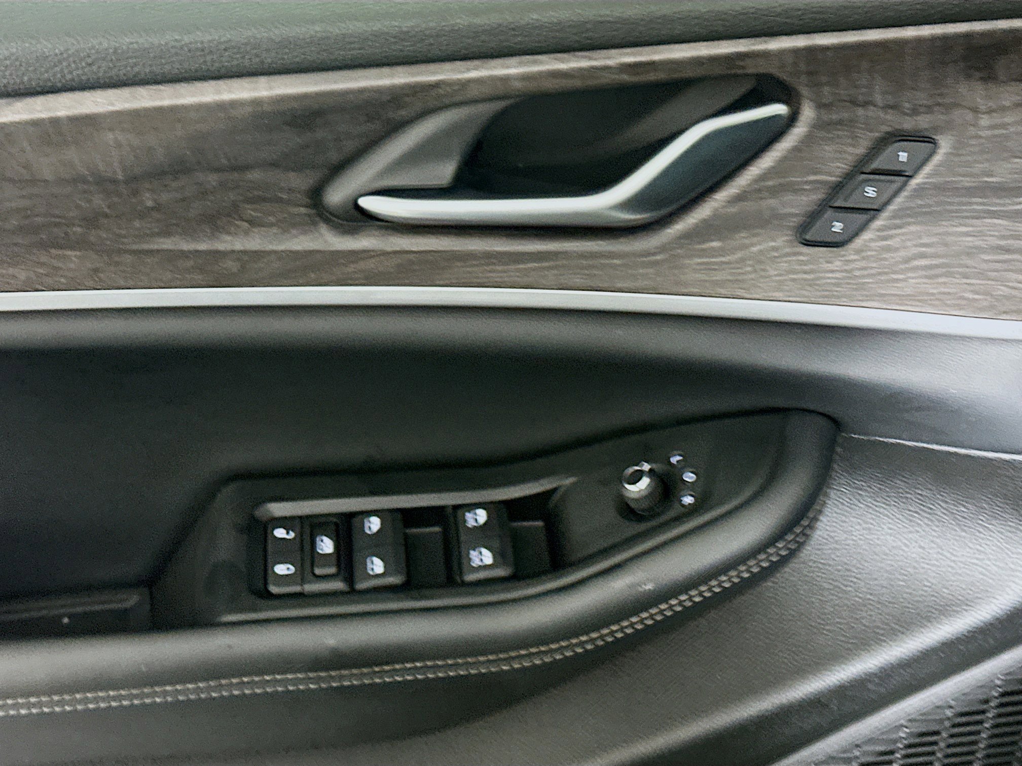 Used 2024 Jeep Grand Cherokee L Limited w/ Luxury Tech Group II image 15