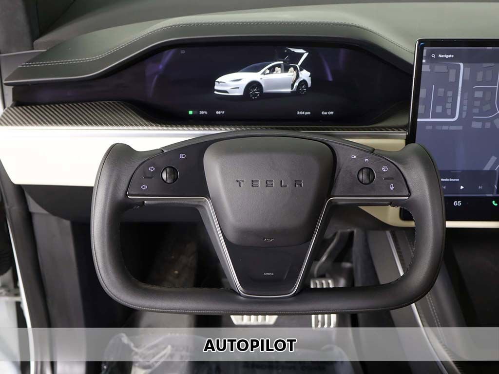 Used 2022 Tesla Model X Plaid image 3