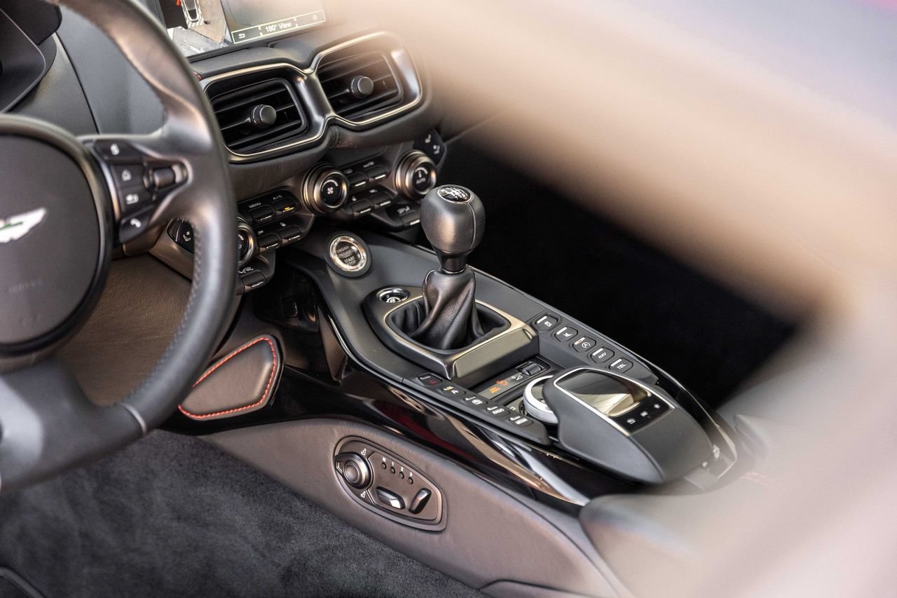 Used 2021 Aston Martin V8 Vantage Coupe RWD image 18
