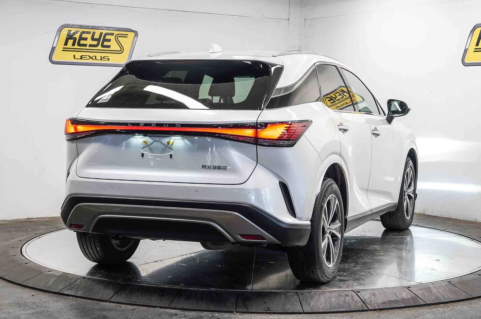 Used 2024 Lexus RX 350 FWD w/ Technology Package image 4