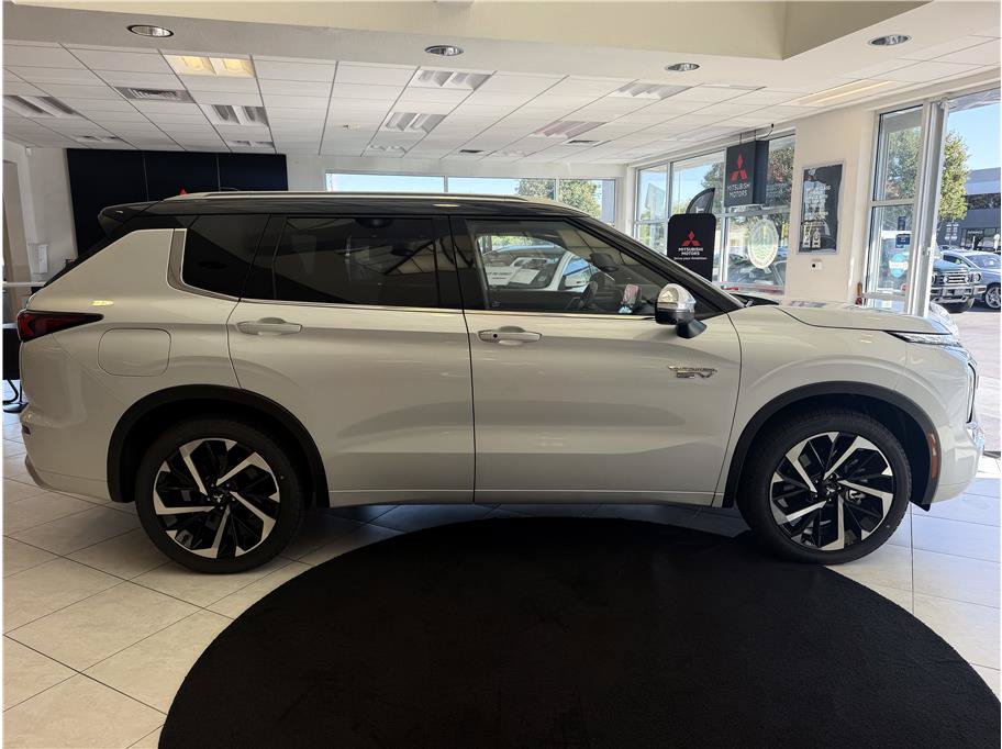 Used 2025 Mitsubishi Outlander 4WD Plug-In Hybrid image 4
