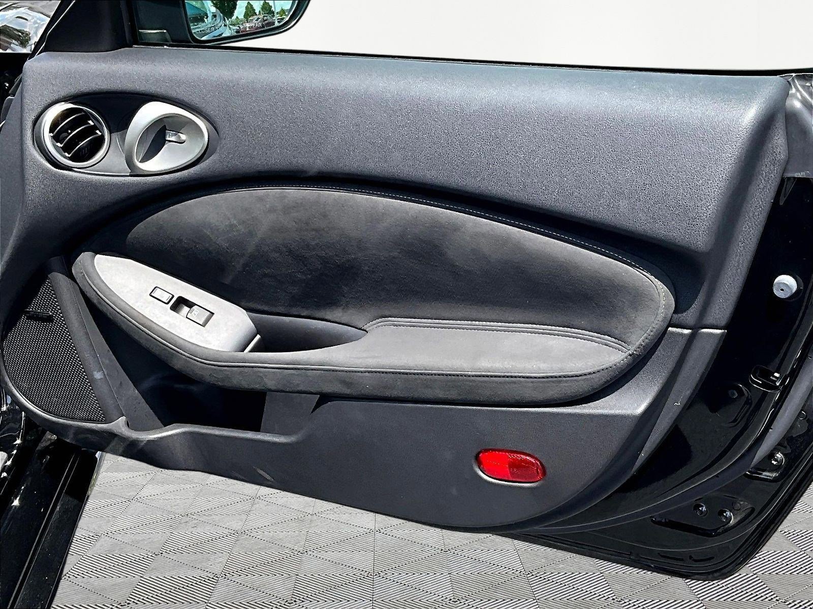 Used 2018 Nissan 370Z Touring RWD image 22
