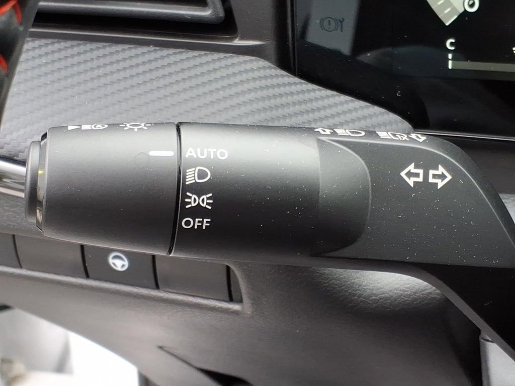 Used 2025 Nissan Kicks SR AWD/4WD image 21