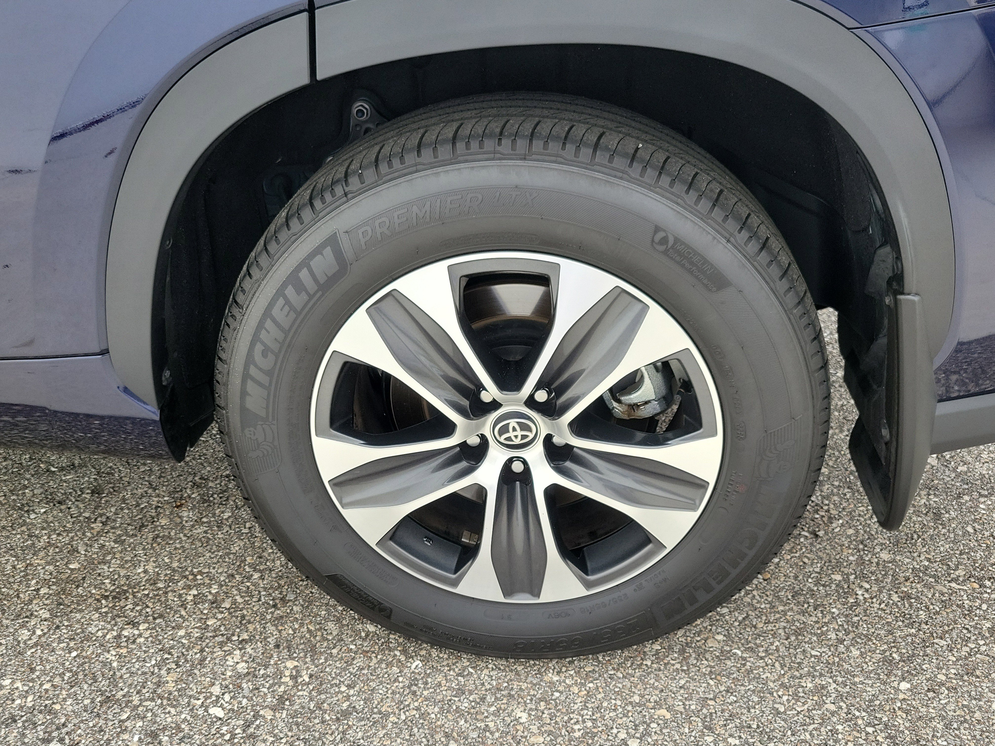 Used 2026 Toyota Highlander XLE image 9