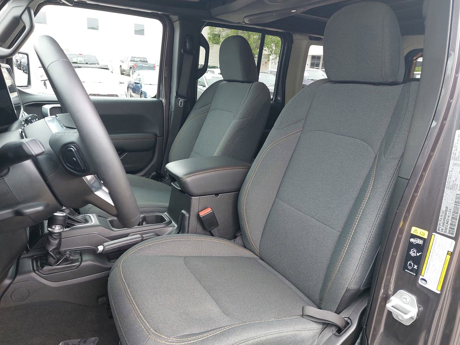 Used 2025 Jeep Wrangler Unlimited Sahara w/ Safety Group AWD/4WD image 16
