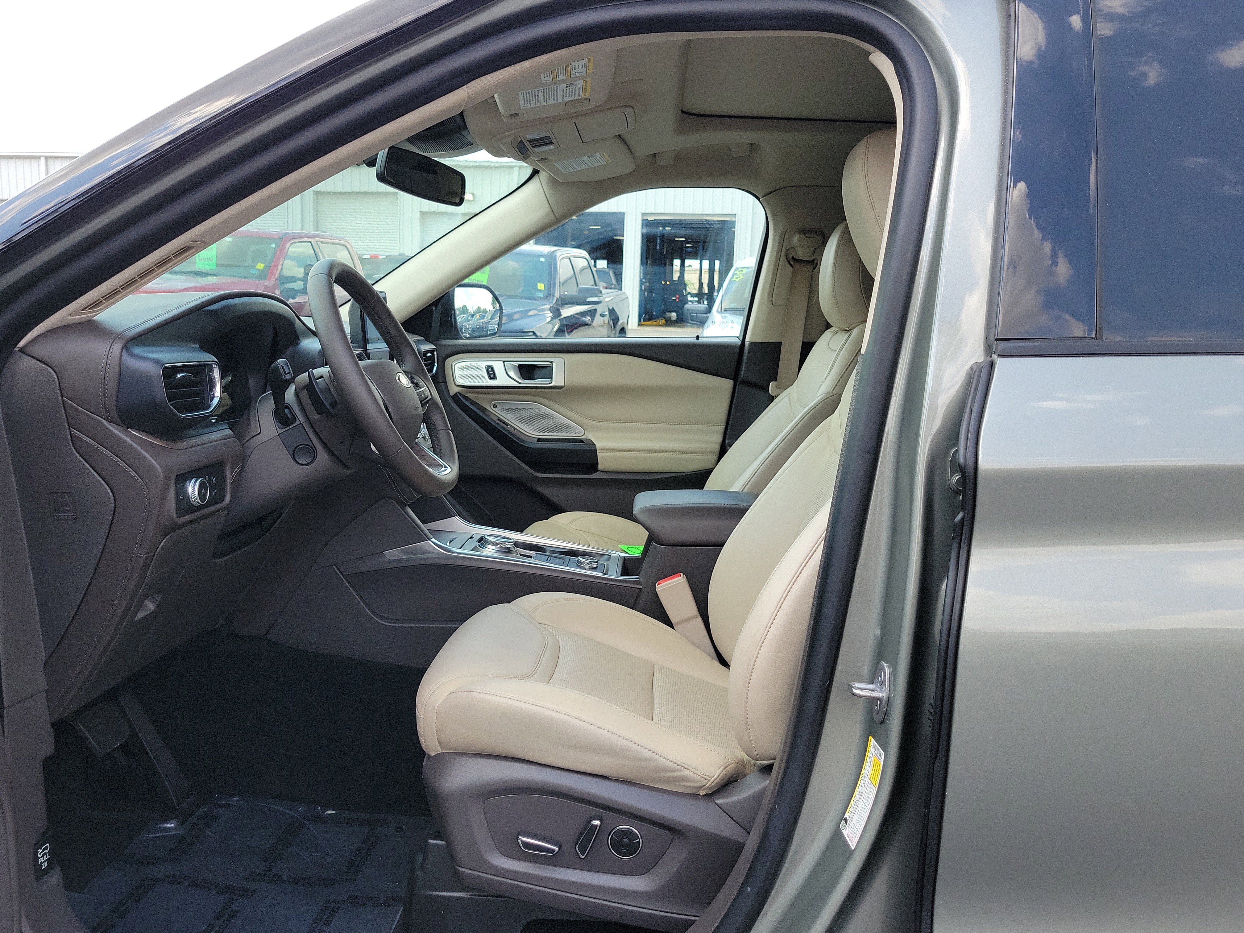 Used 2020 Ford Explorer Platinum w/ Premium Technology Package AWD/4WD image 22