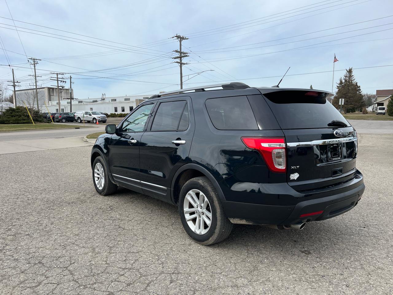 Used 2015 Ford Explorer XLT w/ Equipment Group 202A AWD/4WD image 3