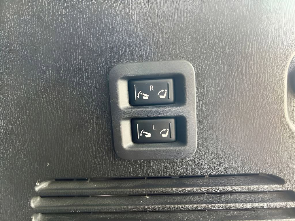 Used 2020 Nissan Armada SL image 32