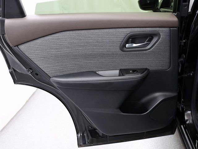 Used 2023 Nissan Rogue SV image 24