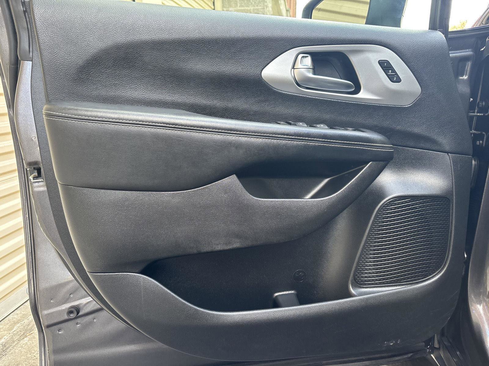 Used 2023 Chrysler Pacifica Touring-L w/ S Appearance Package image 11