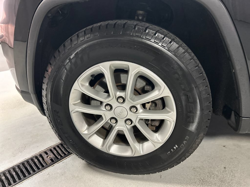 Used 2021 Jeep Grand Cherokee Laredo X AWD/4WD image 9