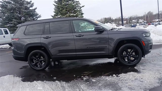 Used 2025 Jeep Grand Cherokee L Limited w/ Black Appearance Package image 4