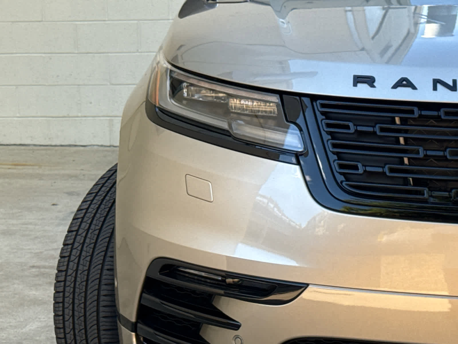 New 2026 Land Rover Range Rover Velar Dynamic SE image 3