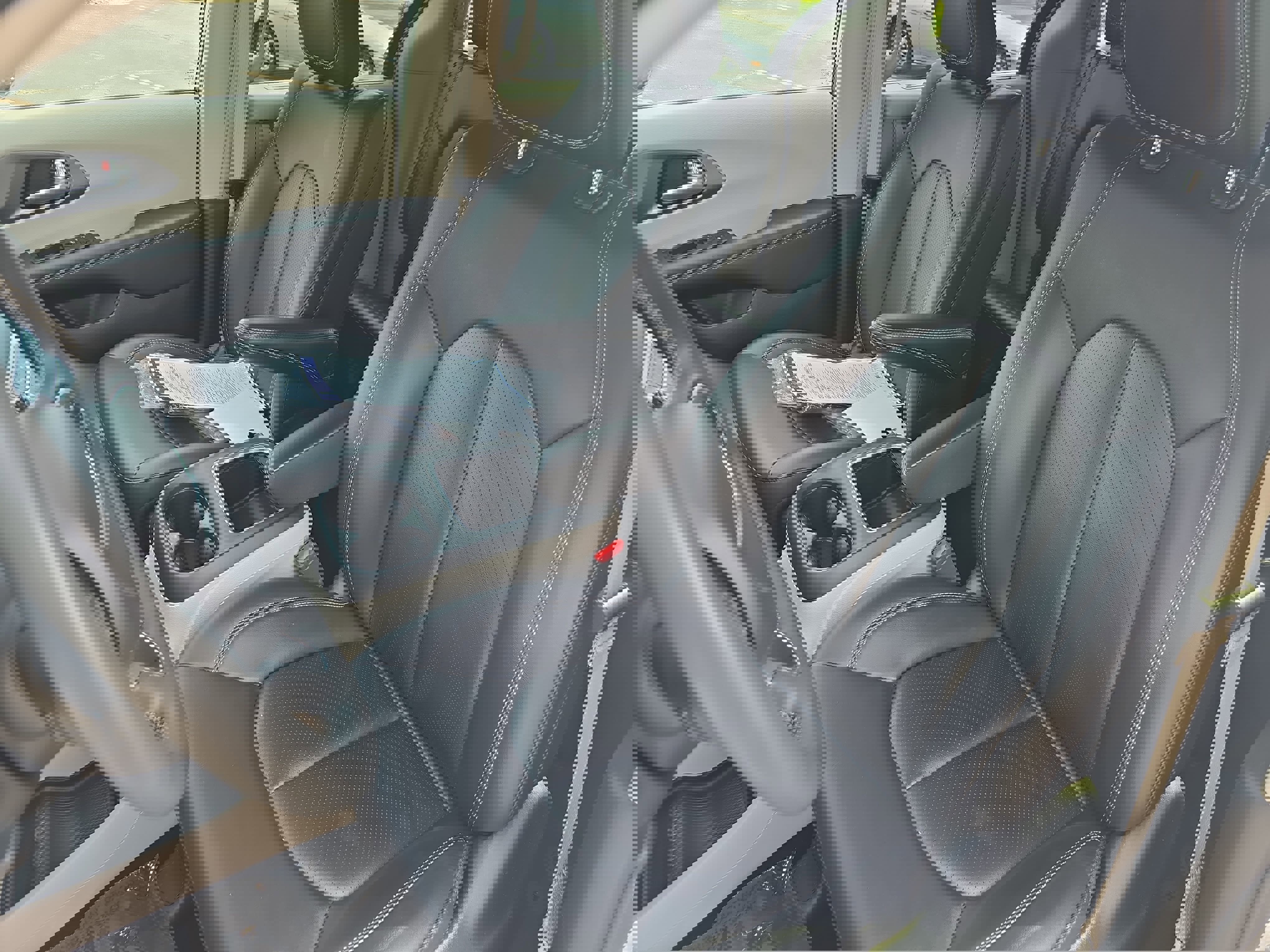 Used 2024 Chrysler Pacifica Touring-L image 14