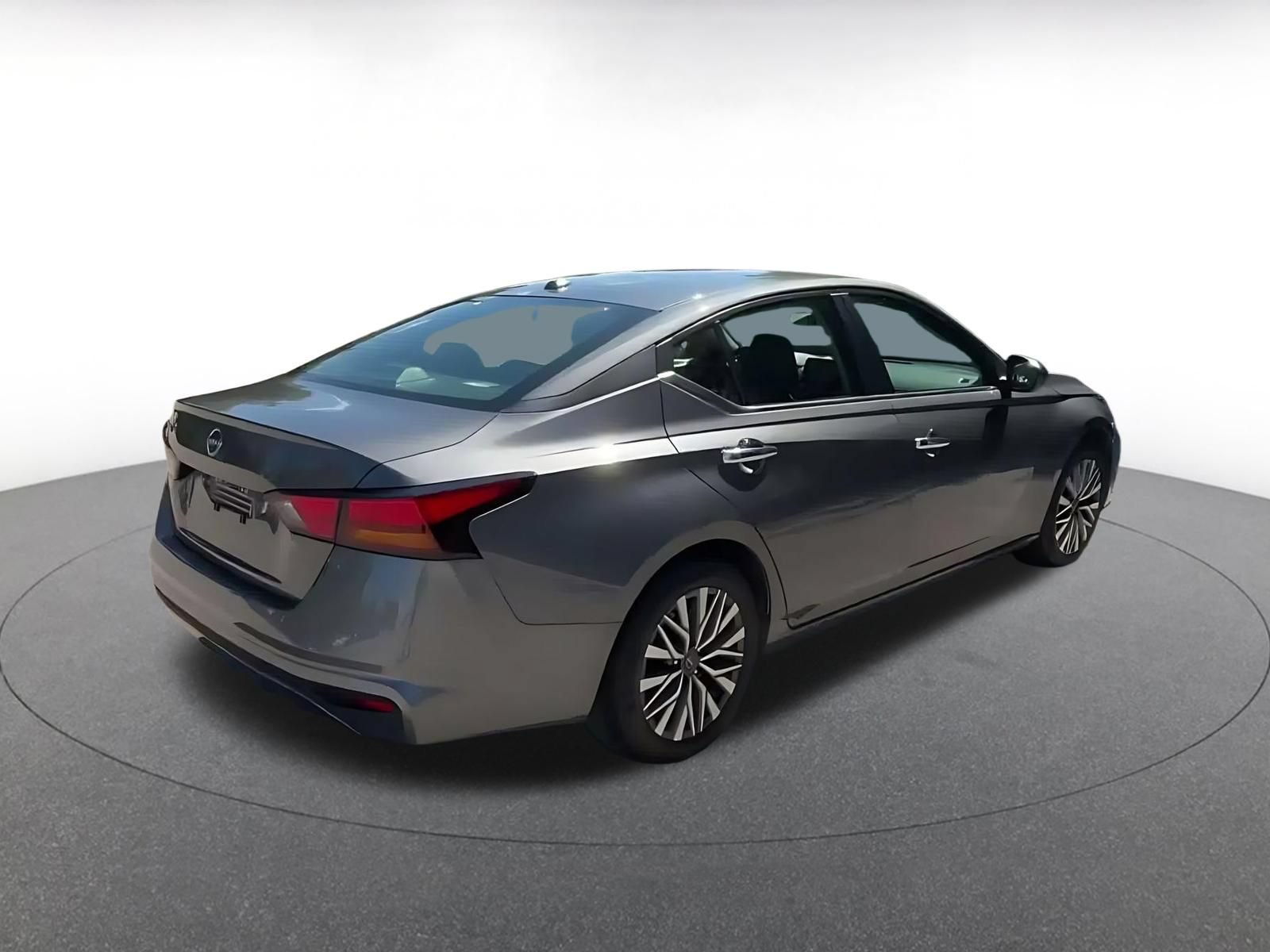 Used 2025 Nissan Altima 2.5 SV FWD image 14