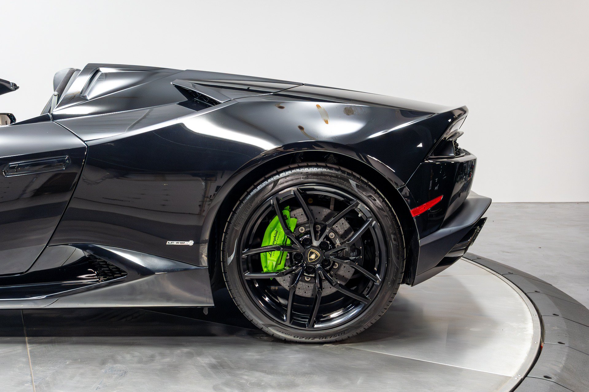 Used 2017 Lamborghini Huracan LP 610-4 AWD/4WD image 38