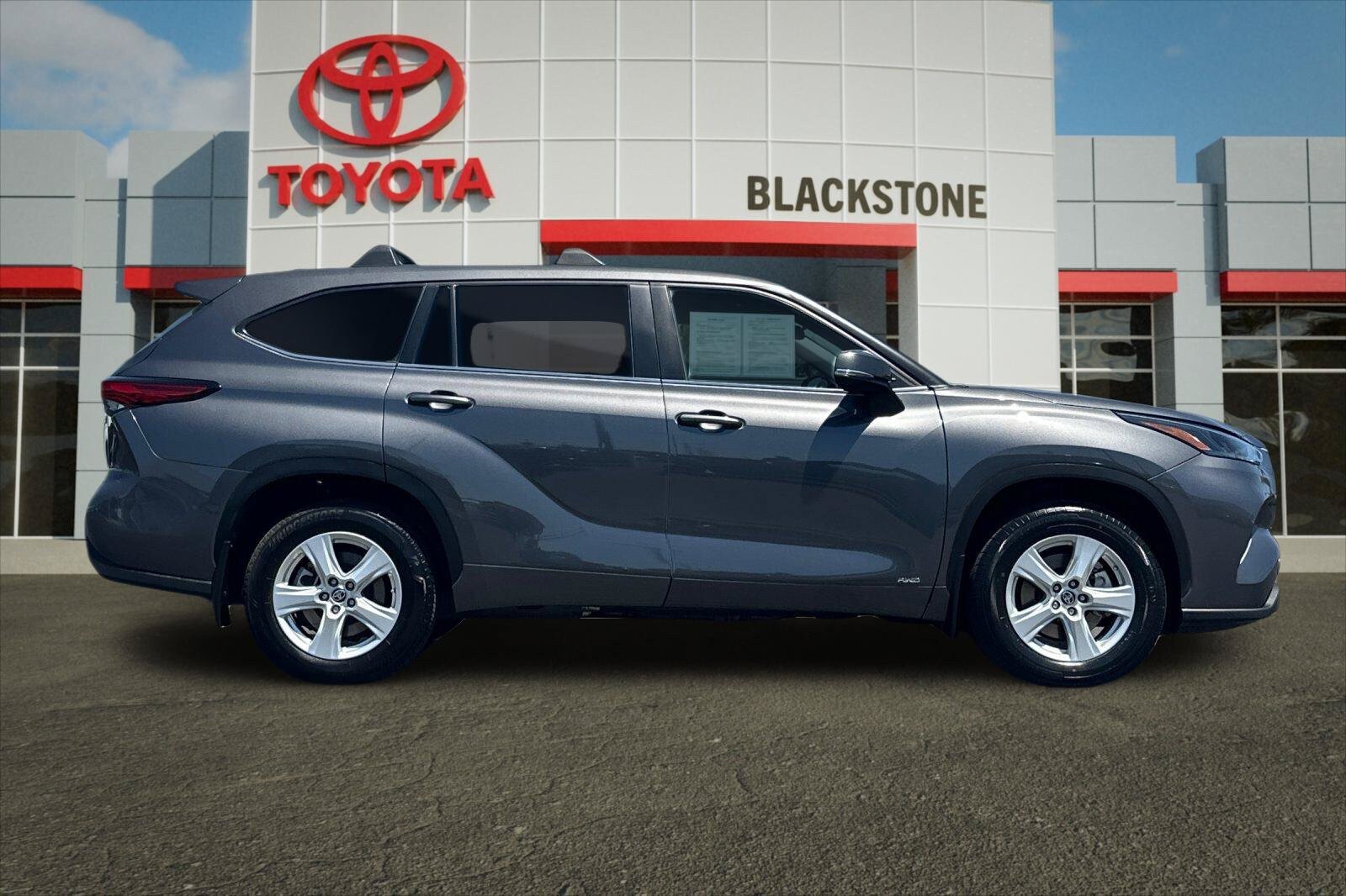 Used 2023 Toyota Highlander LE AWD/4WD image 2