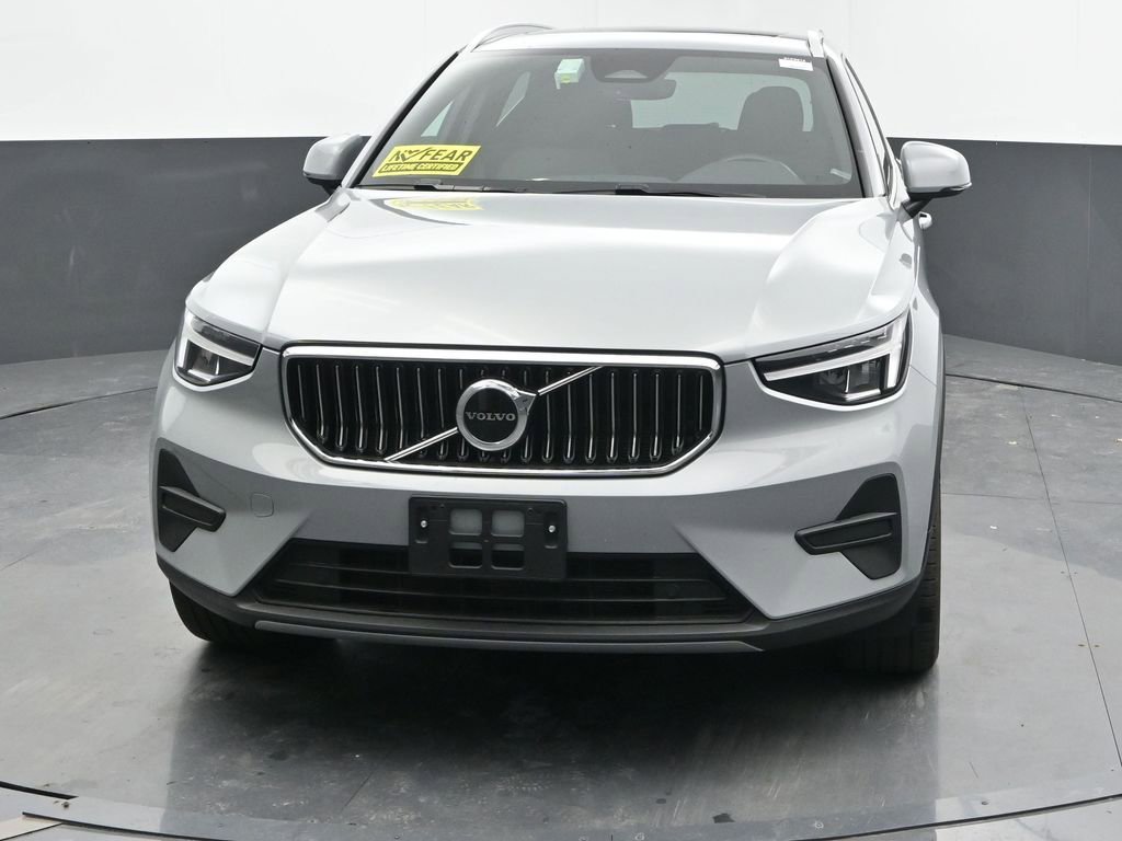 Used 2025 Volvo XC40 B5 Core image 4