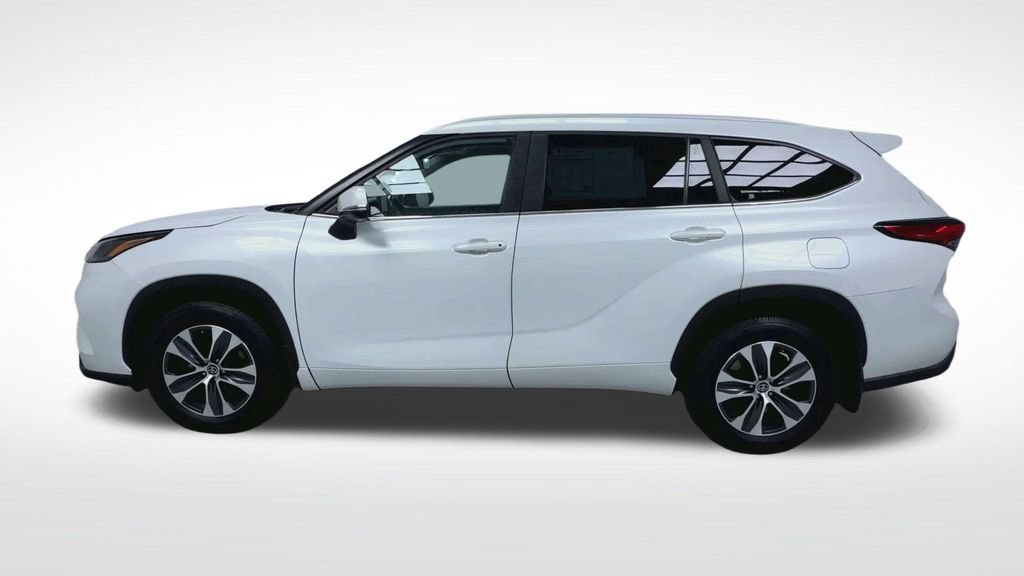 Used 2023 Toyota Highlander XLE AWD/4WD image 24