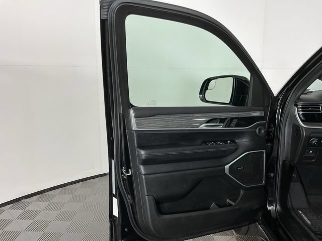 Used 2022 Jeep Wagoneer Series III w/ Rear Seat Entertainment Group AWD/4WD image 12