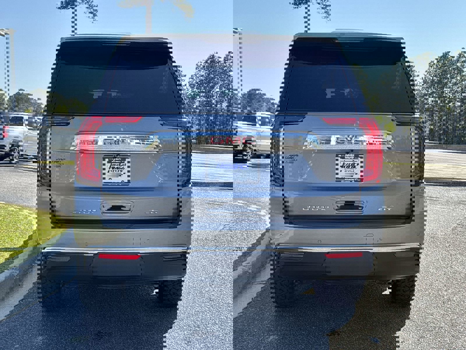 Used 2022 GMC Yukon SLT w/ SLT Premium Package image 9