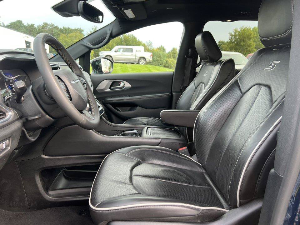 Used 2025 Chrysler Pacifica Limited FWD image 3