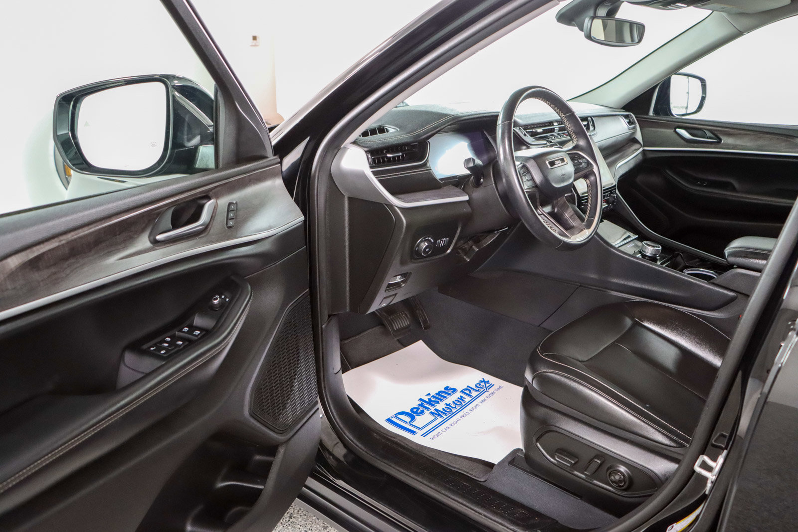 Used 2023 Jeep Grand Cherokee Limited image 3