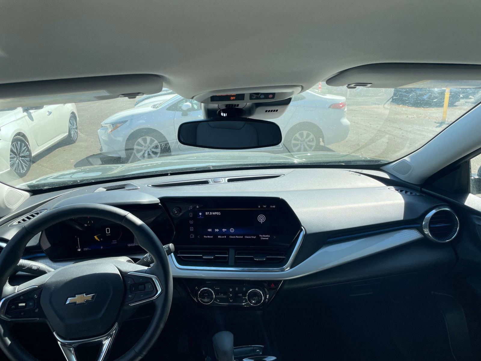 Used 2025 Chevrolet Trax LT w/ LT Convenience Package image 32