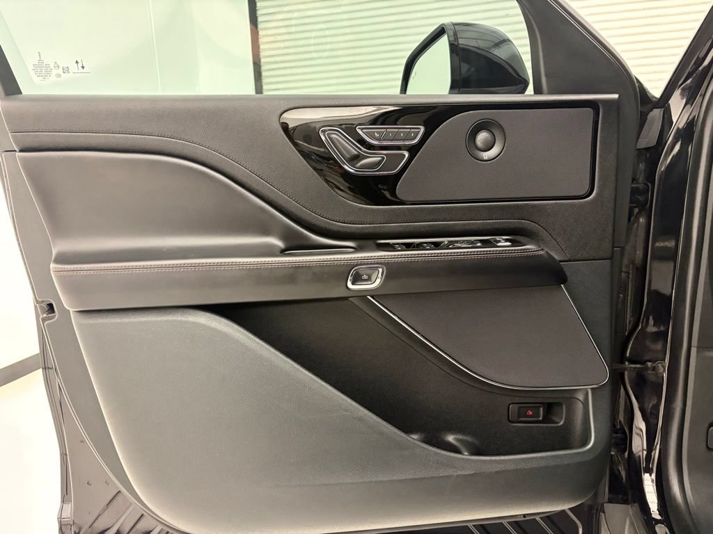 Used 2023 Lincoln Aviator Reserve RWD image 3
