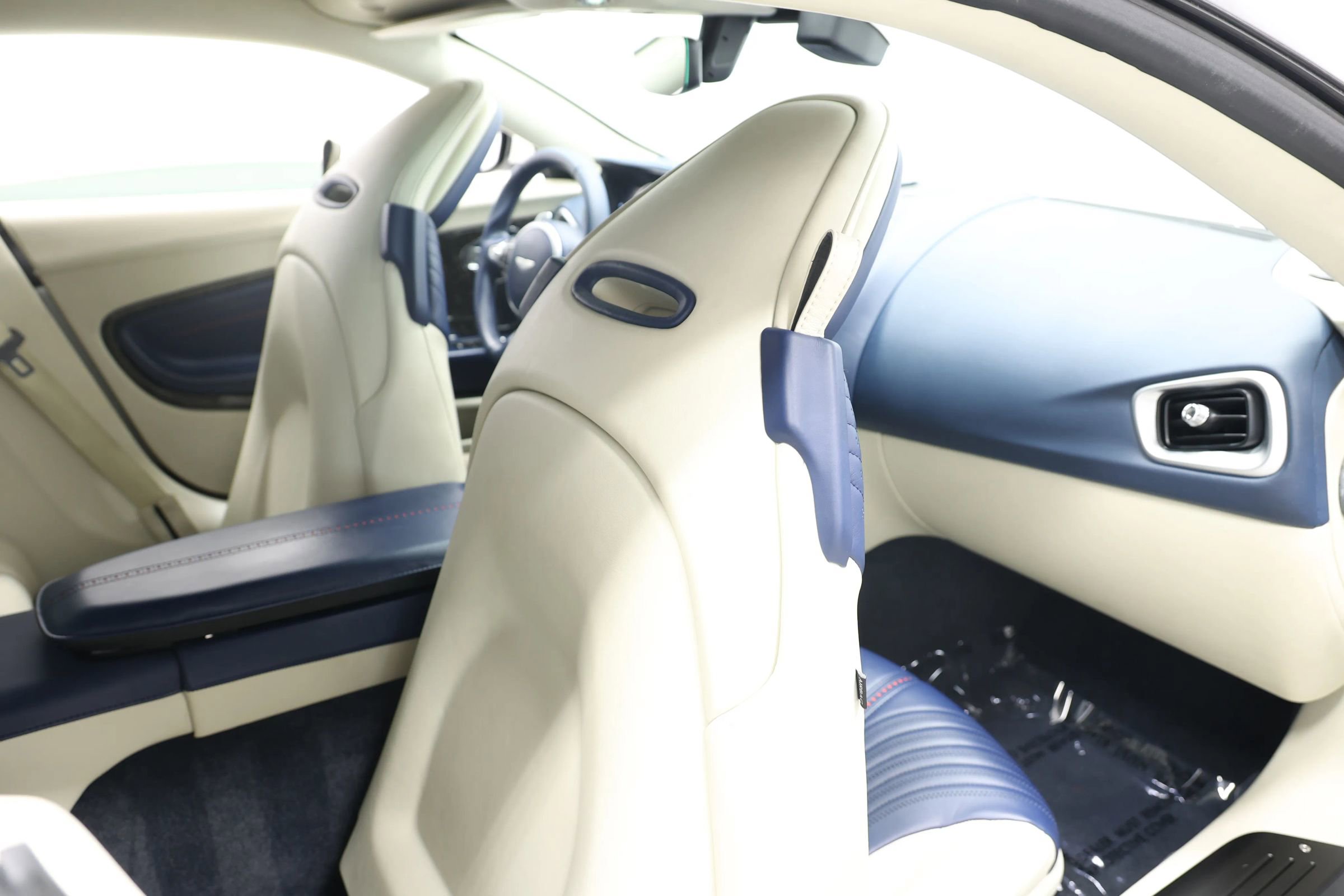 Used 2017 Aston Martin DB11 V12 image 80