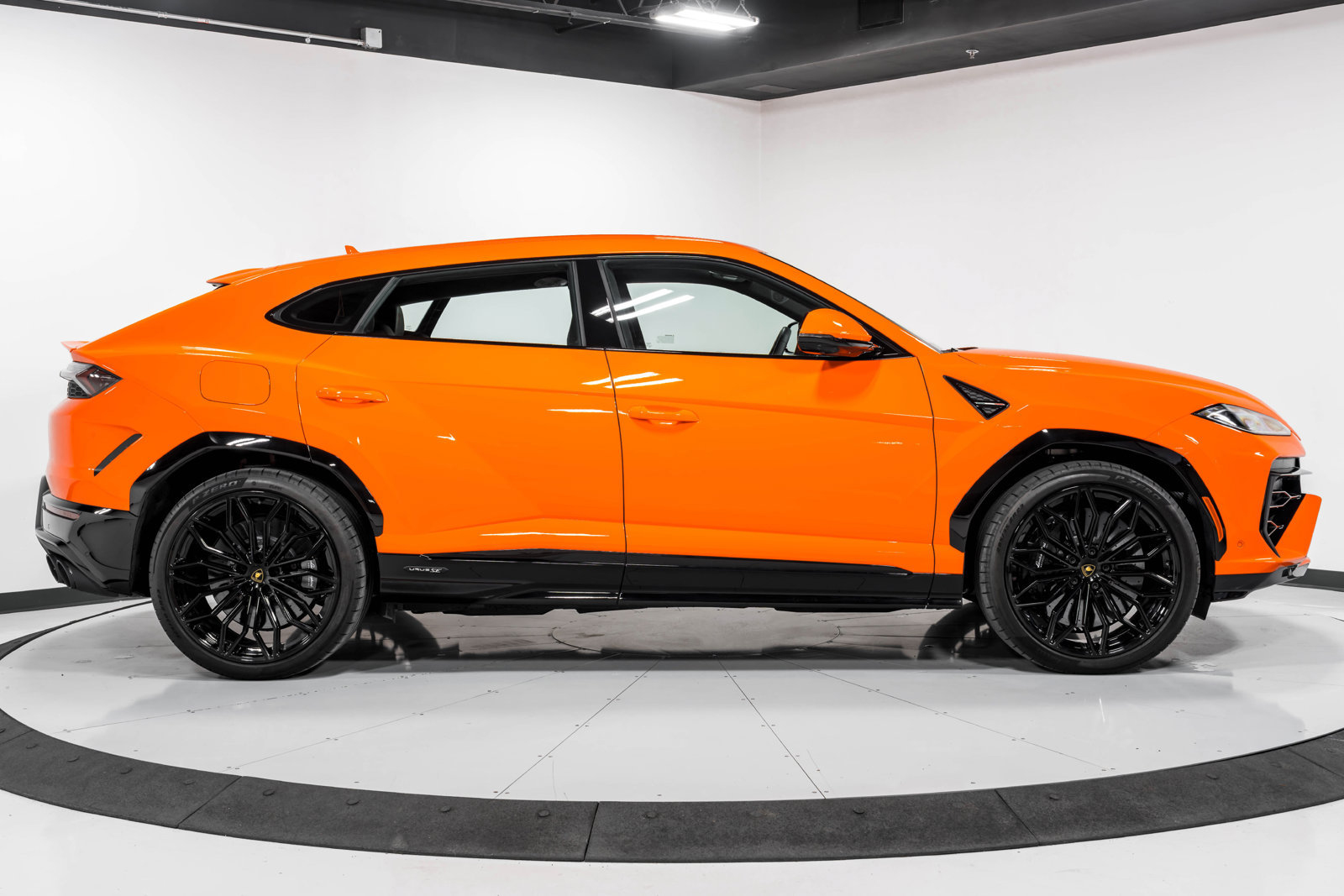 Used 2025 Lamborghini Urus S AWD/4WD image 2