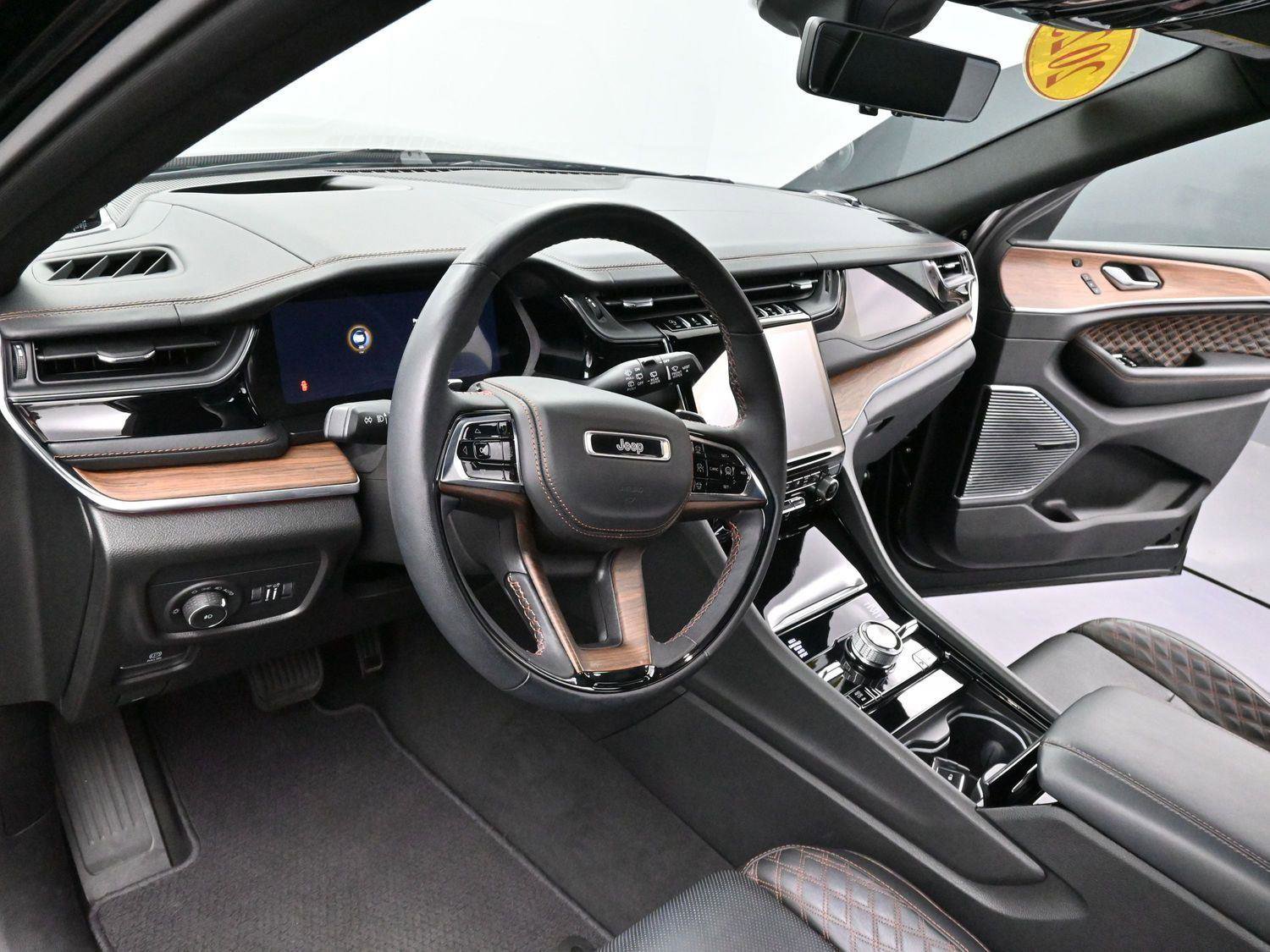 Used 2023 Jeep Grand Cherokee Summit w/ Adv Protech Group IV AWD/4WD image 18