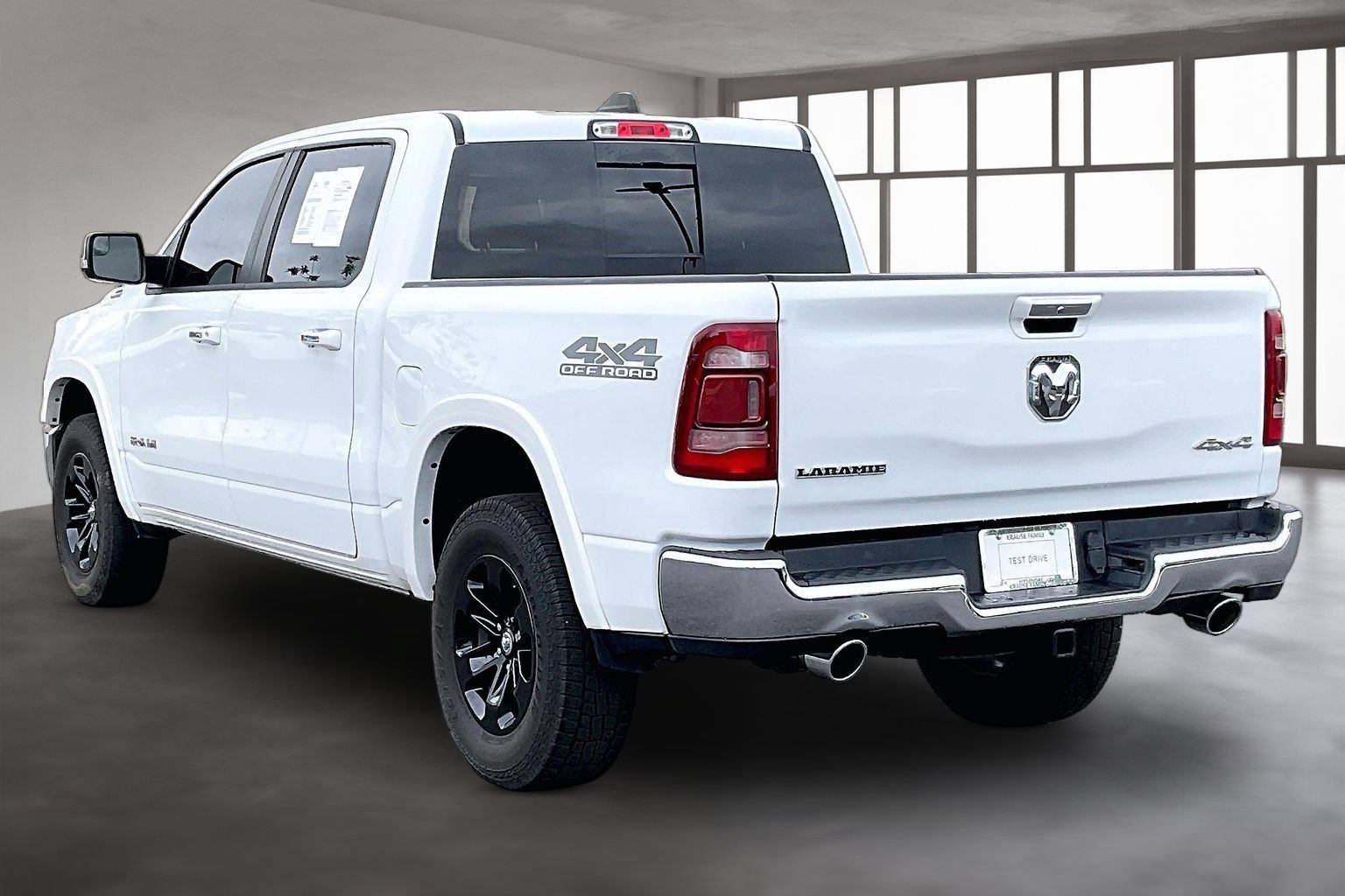 Used 2022 RAM 1500 Laramie w/ Off Road Group AWD/4WD image 4