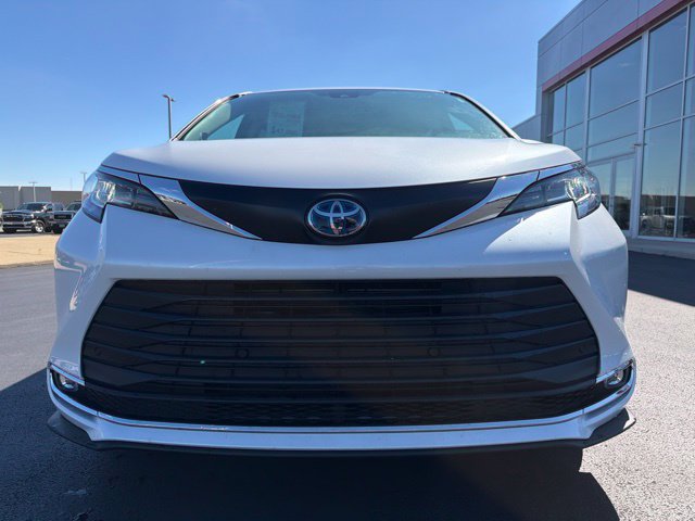 Used 2023 Toyota Sienna XLE w/ XLE Plus Package FWD image 2