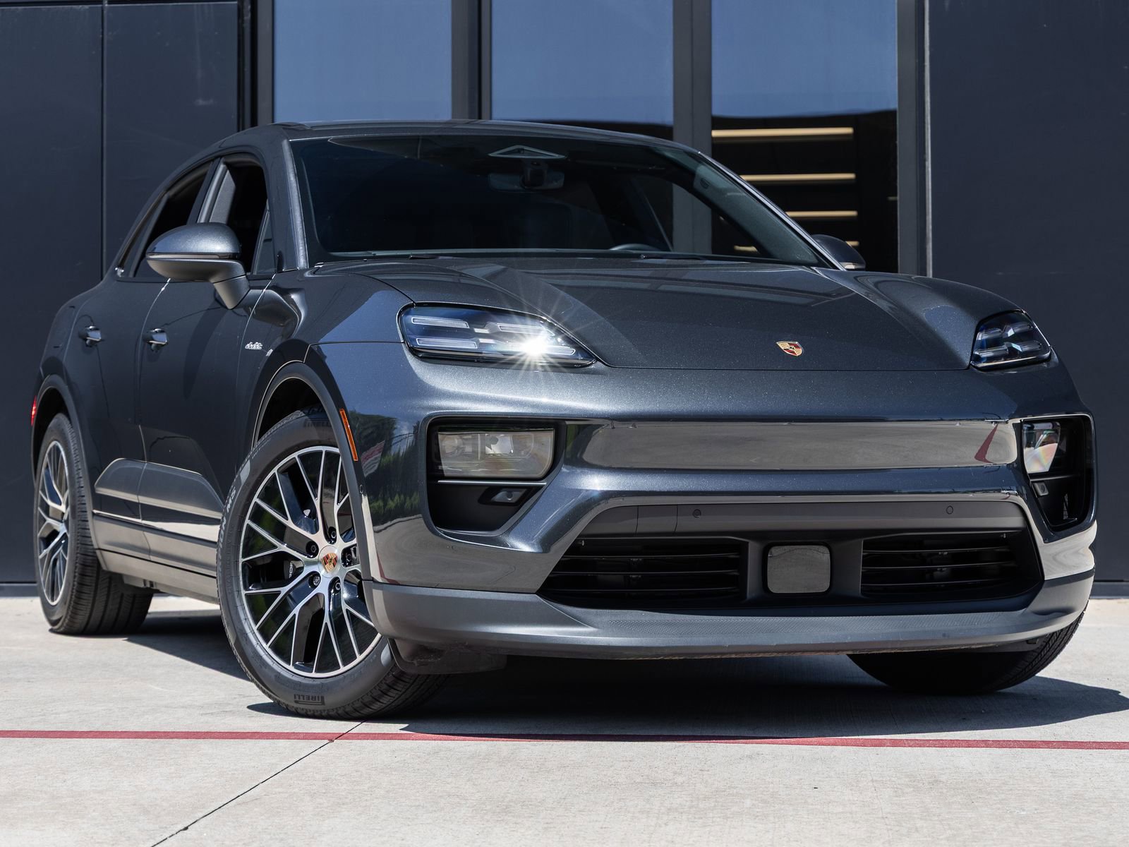 Certified 2025 Porsche Macan Electric image 6