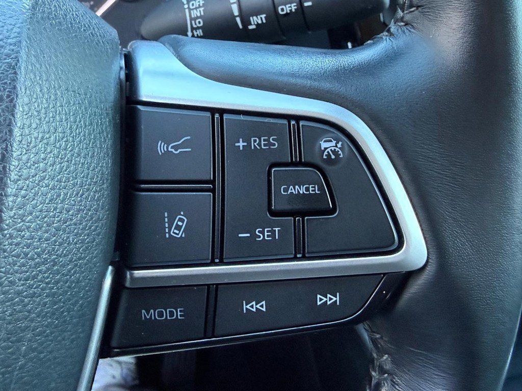 Used 2023 Toyota Highlander LE image 19