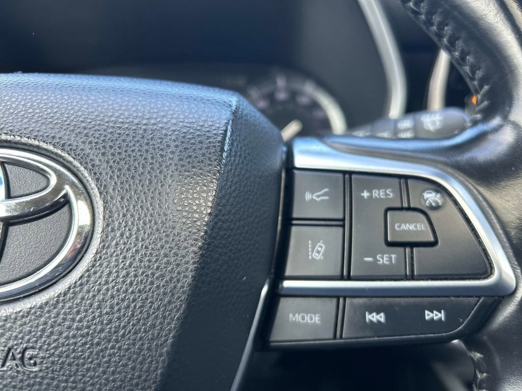 Used 2020 Toyota Highlander XLE image 25