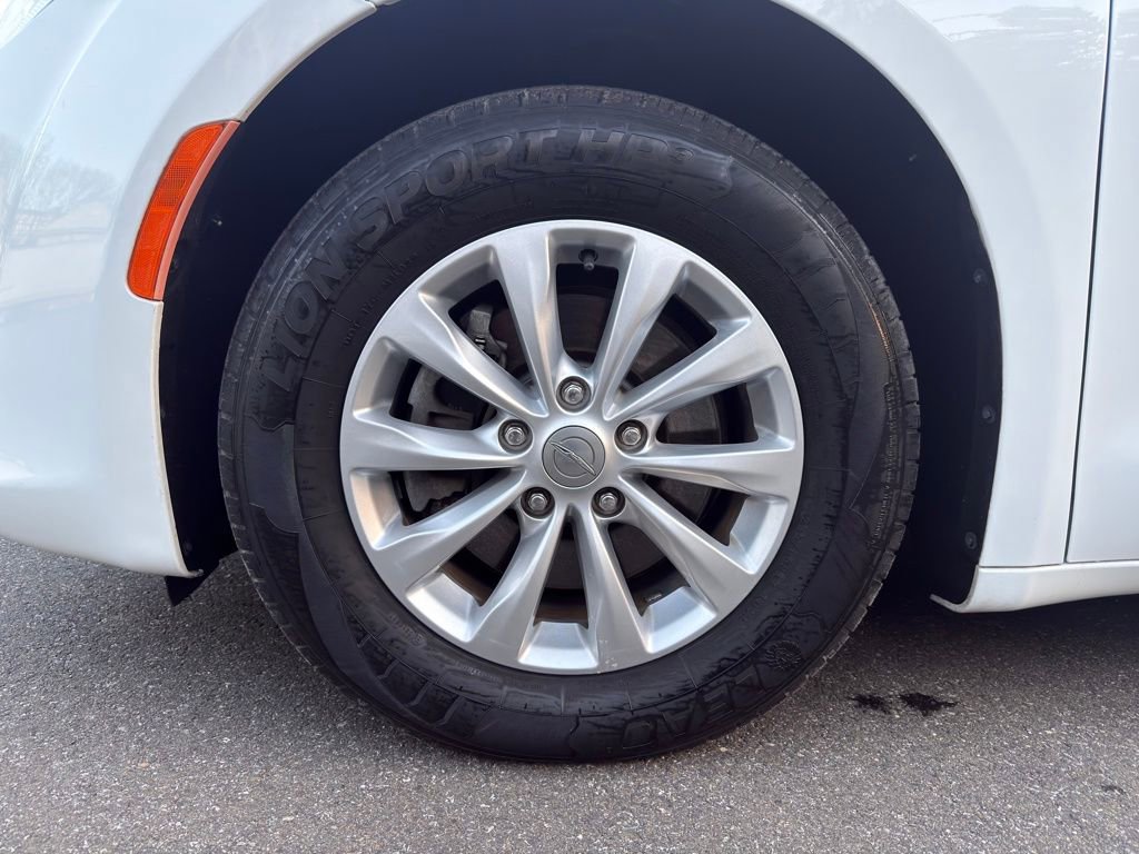 Used 2018 Chrysler Pacifica Touring-L FWD image 38