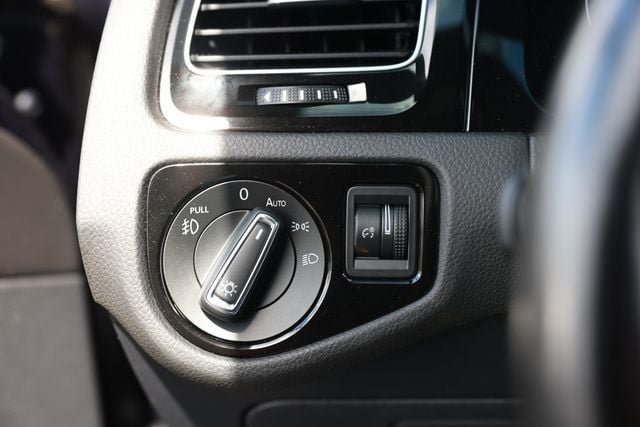 Used 2018 Volkswagen GTI SE FWD image 47