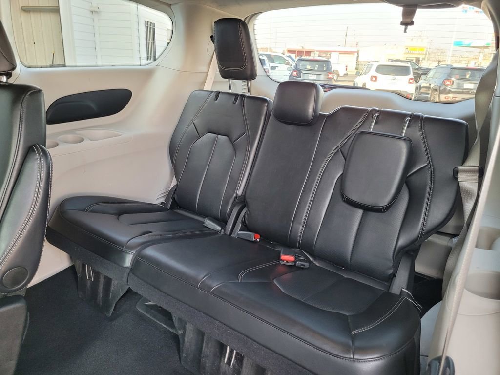 Used 2024 Chrysler Pacifica Touring-L image 13