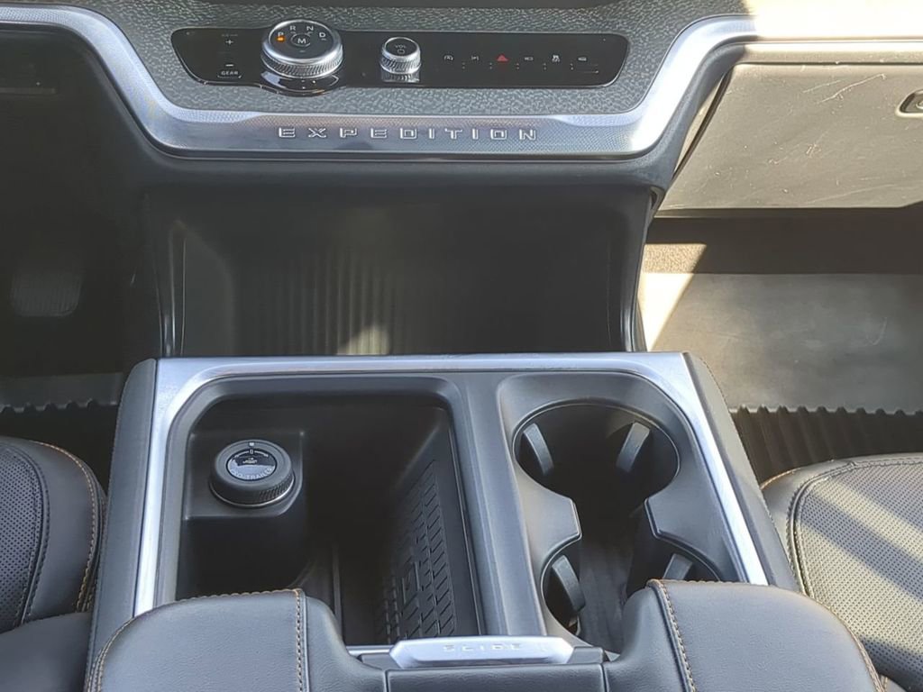 Used 2025 Ford Expedition Tremor AWD/4WD image 17