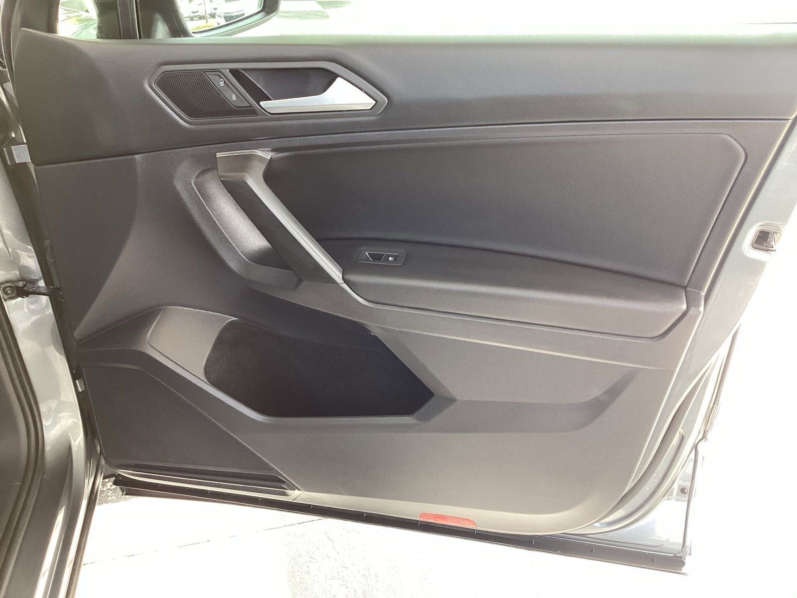 Used 2021 Volkswagen Tiguan SE image 21